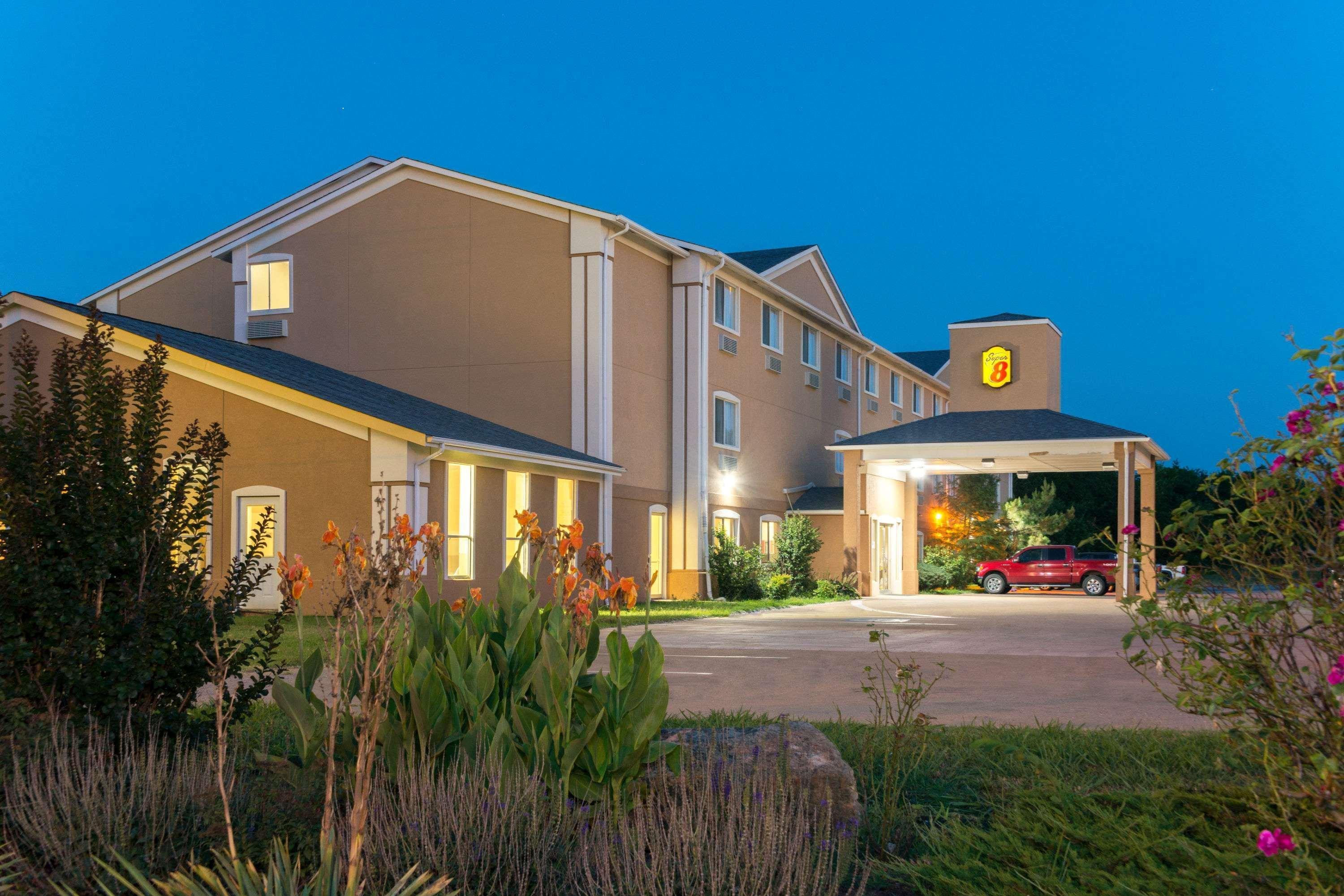 Super 8 By Wyndham Perry Hotel Exterior photo